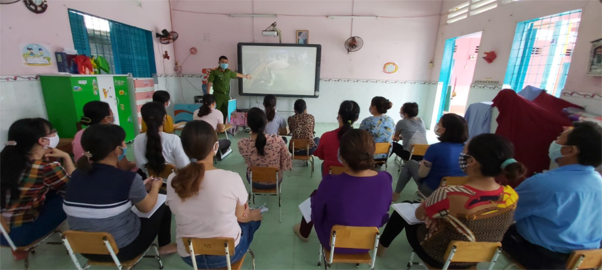 Hình ảnh tập thể CB-GV-NV nhà trường tập huấn công tác   Phòng cháy chữa cháy 